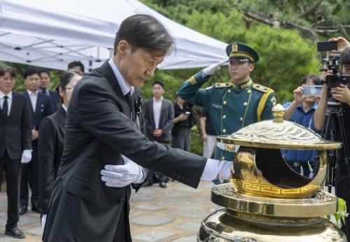 덜컥 사면했더니...조국, 여권의 ‘눈엣가시’로