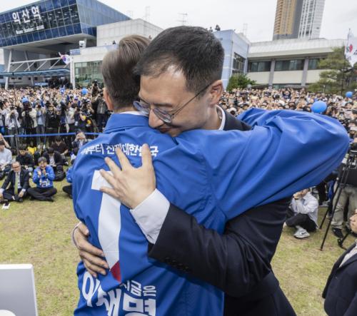 [속보] '국힘 탈당' 김상욱, 이재명에 안겼다…"대통령 되는데 최선 다하겠다"