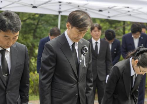 '조국 TV' 재개한 조국 "'노잼'이라 어떨지 모르겠다…압도적인'좋댓구알' 부탁"