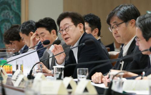 [속보] 李대통령 "국가재정 취약…수확 위해 빌려서 씨 뿌려야"