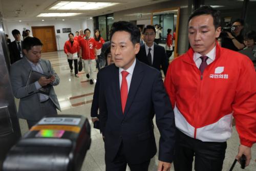 국힘, 선관위 항의방문 "선거무효소송 제기, 개표 참관인 철수 검토"