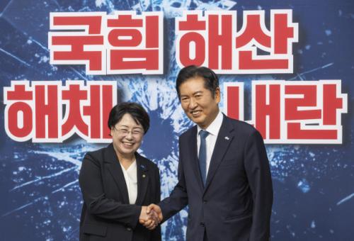 정청래 "국힘 해산? 못할 것 없다…악수는 사람과 하는 것"