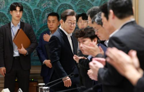 李대통령 "여성 2명뿐? 승진 더 시켜야겠다"... 간담회장 둘러보며 한 말