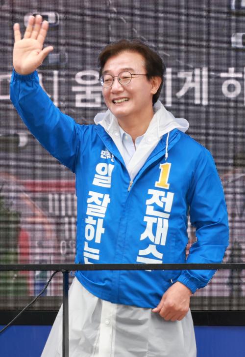 與 전재수, 부산시장 당선 확실시 "민주당이 부산 마음 한 번이라도 더 얻도록"