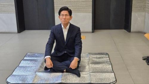 김문수, 당사서 '무기한 농성' 돌입…"무도한 압수수색 규탄"