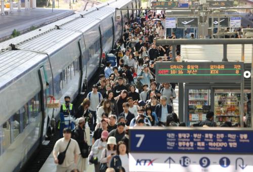 "APEC서 전광판에 열차 지연 표출, 국가 위상 저하 우려"