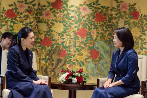 김혜경 여사, 싱가포르 총리 부인에 책 '밥을 지어요' 선물