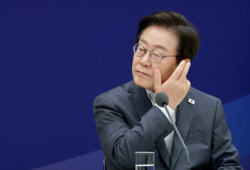 '조국·윤미향' 영향?…李대통령 지지율 56.5%로 최저치