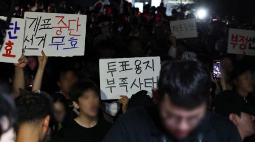 선관위 "잠실7동 투표소 미반출 투표함 2개에 약 2천표 추산"
