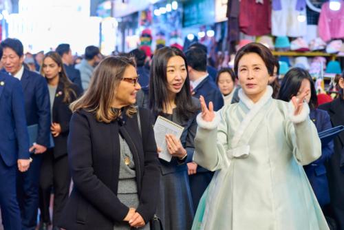'피아노 치시냐' 질문에…김혜경 여사 "남편 정치 여정에 기회 없어"