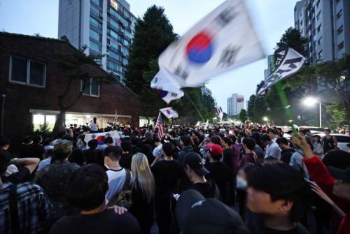 "투표함 못 나간다"…잠실7동 투표소 밤샘 대치, 경찰 신고 135건