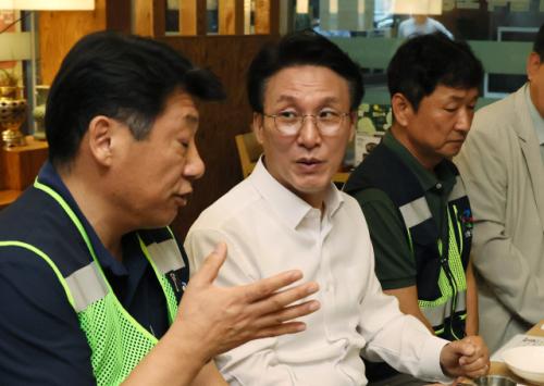 김 총리, '소비쿠폰' 첫날 아침 식당 찾아 환경공무관과 조찬