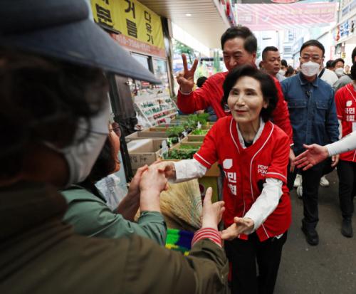 설난영, 순천 전통시장 유세…김혜경, 소록도 비공개 방문