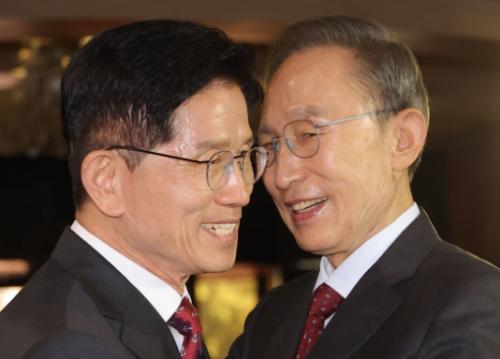 이명박, 김문수 만나 "깨끗한 후보 당선시키러 왔다…단일화 설득 끝까지"