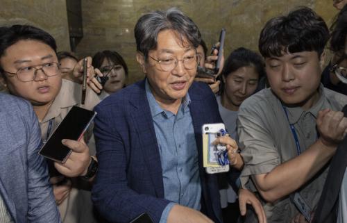 이춘석 법사위장, 본회의 중 '억대 주식 차명거래' 포착