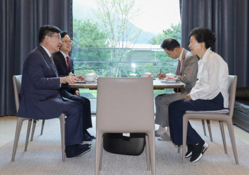 외부 활동 보폭 넓히는 박근혜…국힘, 어디에 힘 실을까?