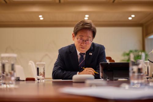 '폭싹' 보고 눈물 쏟은 李 "갱년기 때문은 아닐 듯"…김혜경 "시누이 떠올린 듯"