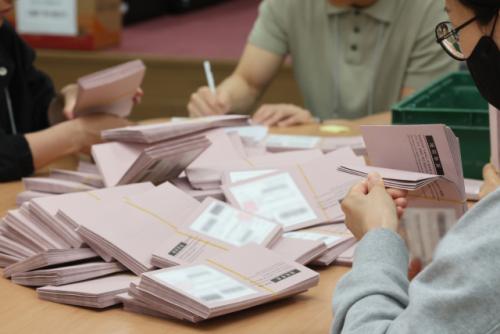 역대 최고 재외투표율에 표심 박빙 예상…"민심 폭발" vs "한미·한일 관계 우려"