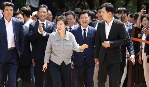 "김문수 후보 보고 나도 생각나"…박근혜, 박정희대통령 생가 방문