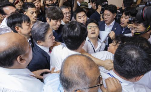 "광복은 연합국 승리로 얻은 선물" 발언 독립기념관장 '봉변'…'사과하라' 항의에 아수라장