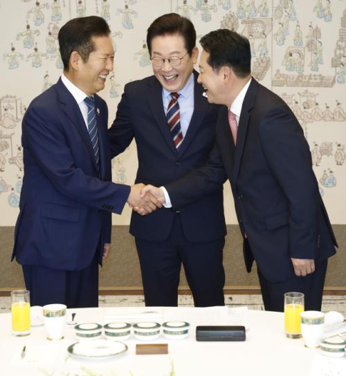 李 대통령, 여야 대표와 회동…"모든 목소리 공평하게 반영할 수 있게 노력"