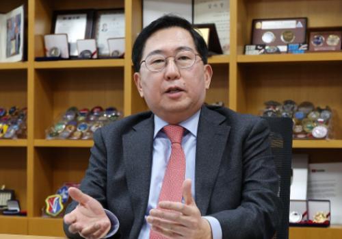 "자기 전 에어팟 좀" "감기약 챙겨줘"…부모 민원에 군 간부 "유치원 교사 신세"