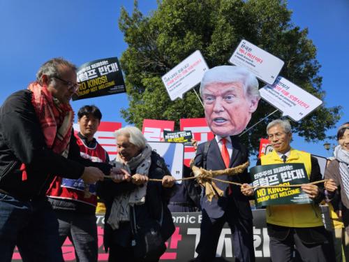 '反트럼프' 시위대, 경찰 통제선 뚫고 경주박물관 인근 진입
