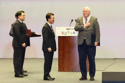 마크 피턴슨·故장형두 교수, 한글 발전 공로로 훈장 수훈