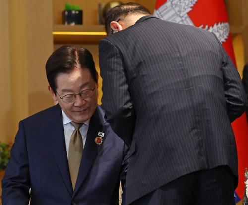 ‘부동산 논란’ 직격탄…李대통령·민주당 지지율 동반 하락