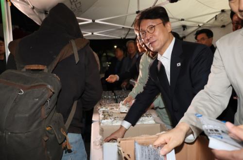 새벽 5시, 인력시장 찾은 김민석 총리…"일자리 많이 늘릴 것"