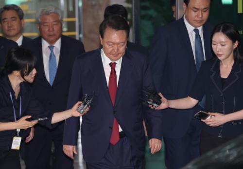 "피의자한테 '대통령님'?"…與 의원, 특검팀 尹 호칭에 분노