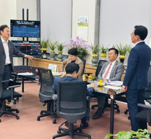 국힘 원내대표실 등장한 '경제지표 상황판', "李 정부 경제 정책 철저히 검증"