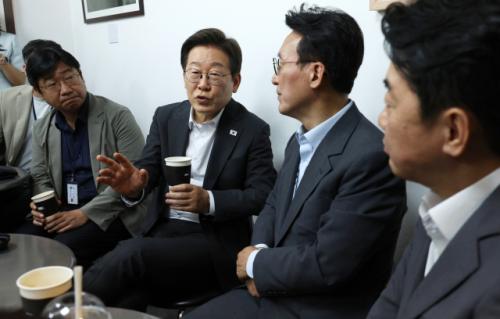 넥타이 풀어헤친 李대통령…폭염에 드레스코드 '노 타이'