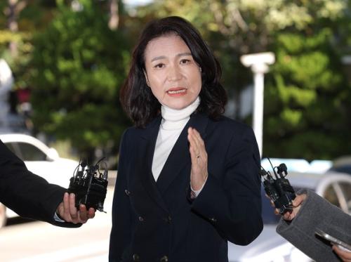 "권력의 도구 된 경찰"…'보수의 여전사' 이진숙, 수사 정면 비판