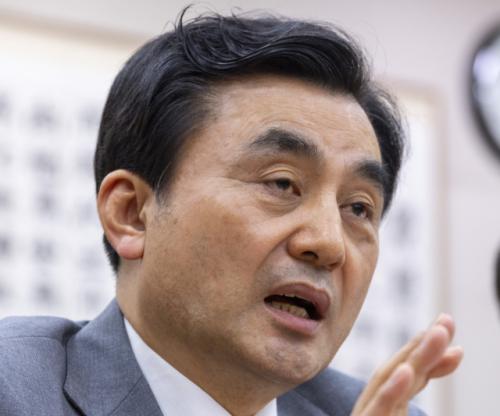 "졸지에 장관 아들 입양하게 생겼다"…한기호, 안규백에 맞불