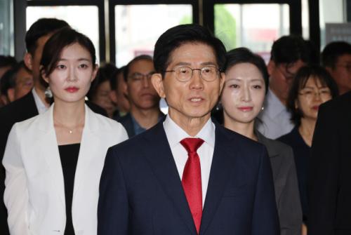 김문수 "李 편가르기 대마왕...조국 부부는 꽃가마, 前대통령 부부는 동시 구속"