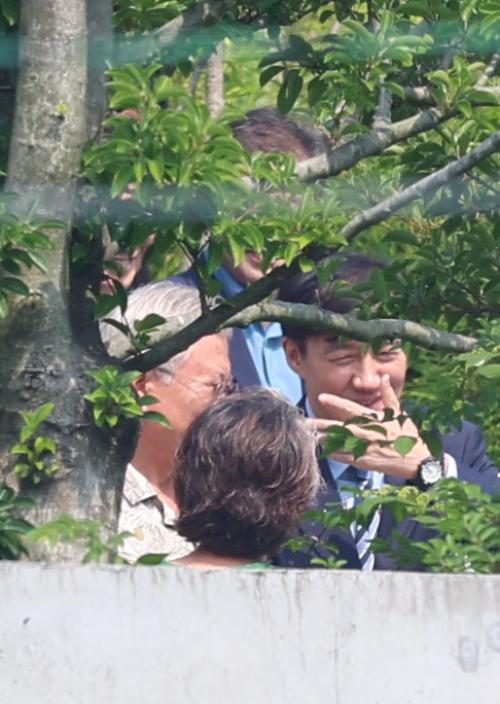 문재인, 조국에 "초심 잃지 말고 길 굳건히 열어달라"…조국 "깊게 새기겠다"