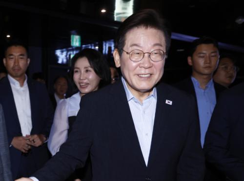 李대통령 지지율 51.4%…"하락세 멈춰"[리얼미터]