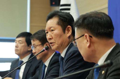 與 "3월 중순까지 합당" 속도전…당내반발·실무협상 난관 산적