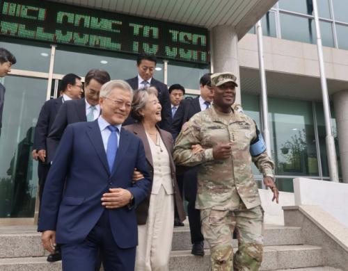 JSA 찾은 文, 주한미군 사령관도 동행…"전직 대통령 첫 방문"