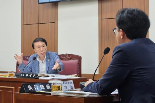 "논란의 문예진흥원에 위탁 갱신 웬 말" 대구시의회서 질타 쏟아져