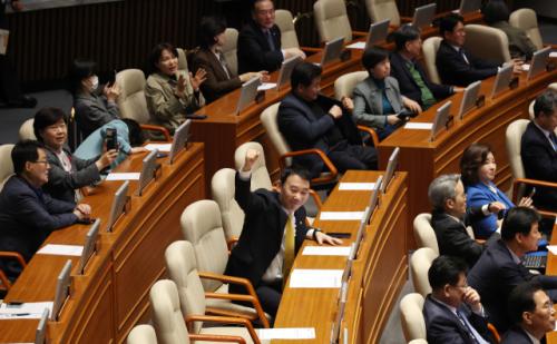 공소청법 與주도로 국회 본회의 통과…국힘, 필리버스터 돌입