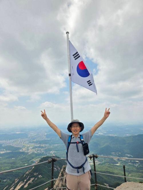 김문수, 북한산 정상에서 '브이(V)'…SNS 공개 행보 눈길