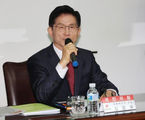 김문수 "군 가산점·민간기업 군 경력 인정 제도 도입"