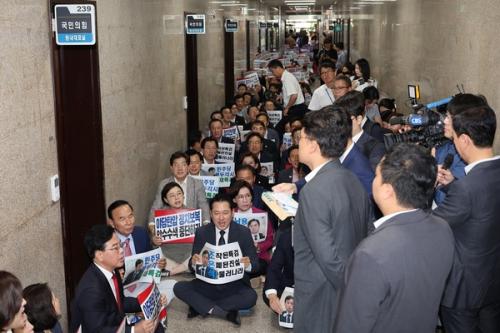 국힘, 특검 압수수색에 "정치깡패식 폭력"…무기한 농성 돌입