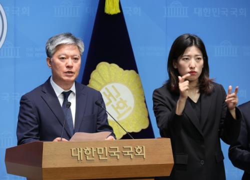 민주 "지귀연 접대 의혹 제보자, '룸살롱 20여차례 접대' 주장"