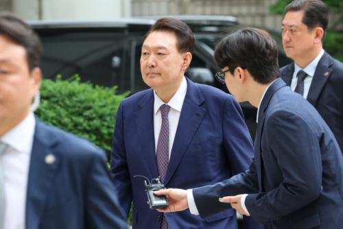 경찰은 '尹' 검찰은 '김건희'…윤 전 대통령 부부 수사 가속화