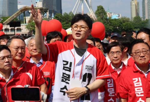 한동훈, 처음 '김문수' 적힌 옷입고 유세…"승리 길 분명 있다"