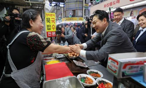 추석 '밥상 민심' 잡아라… 민주는 가락시장, 국힘은 대전중앙시장으로