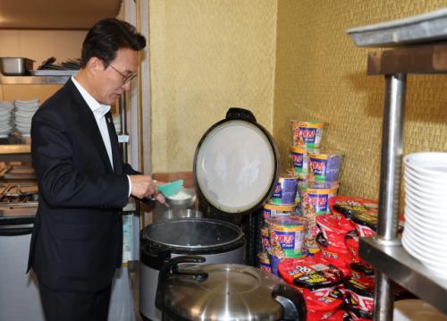 '천원 백반집' 찾은 김민석 총리…"온기 널리 퍼지게"